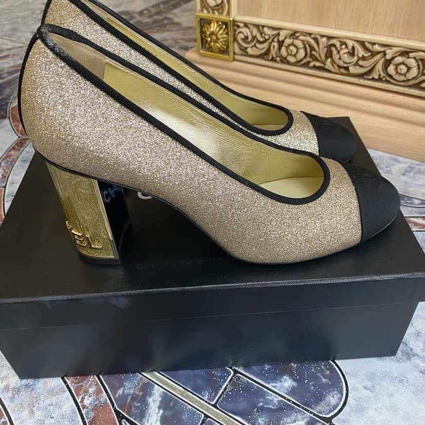 Chanel Classic Heels Gold Never worn - Inside View