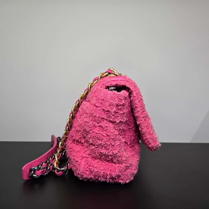 Chanel 19 Pink Tweed Good condition - Model View