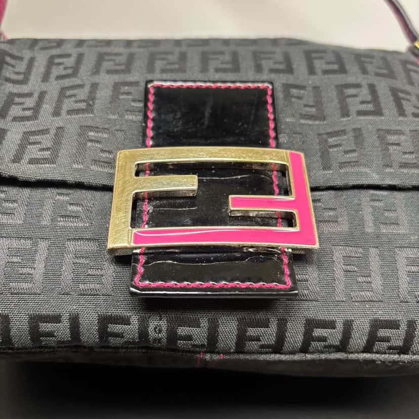 Fendi Baguette Black Canvas Leather Very good condition - Model View