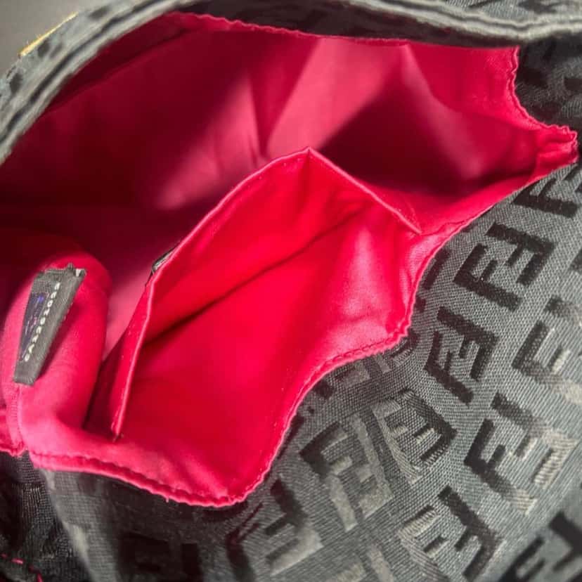 Fendi Baguette Black Canvas Leather Very good condition - Inside View