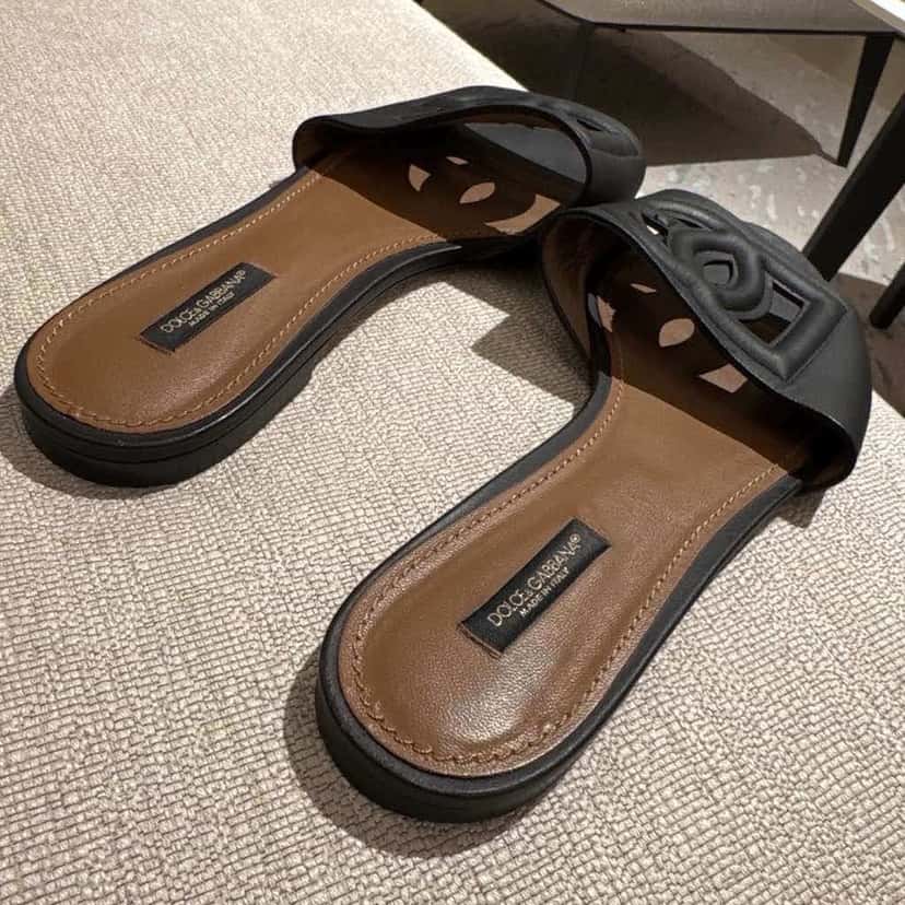 Dolce & Gabbana Millennials Sandals Black Leather Good condition - Back View