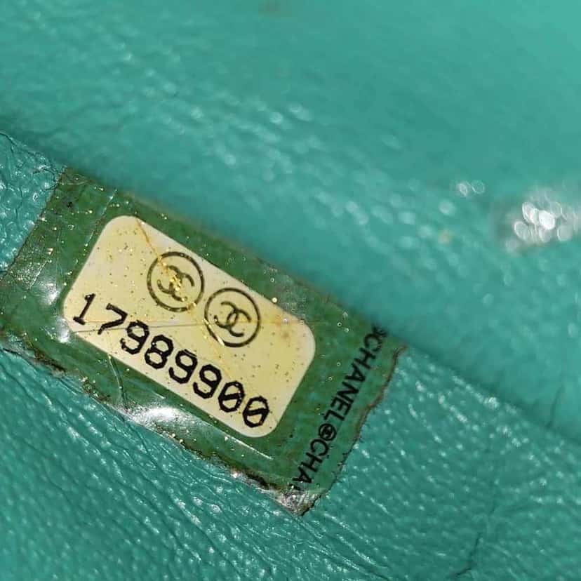 Chanel Maxi Flap Green Leather Gold Good condition - Model View