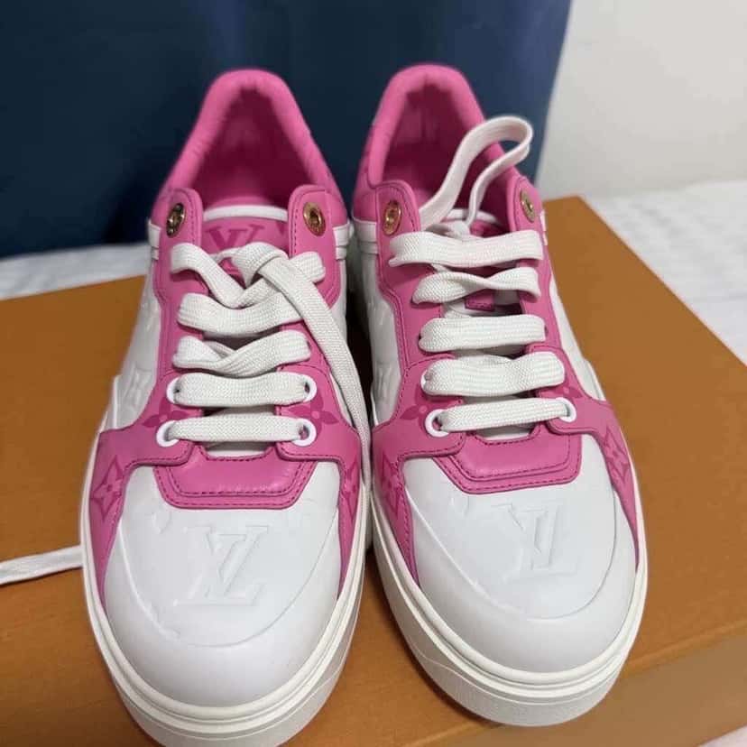 Louis Vuitton Time Out Pink Leather Never worn - Inside View