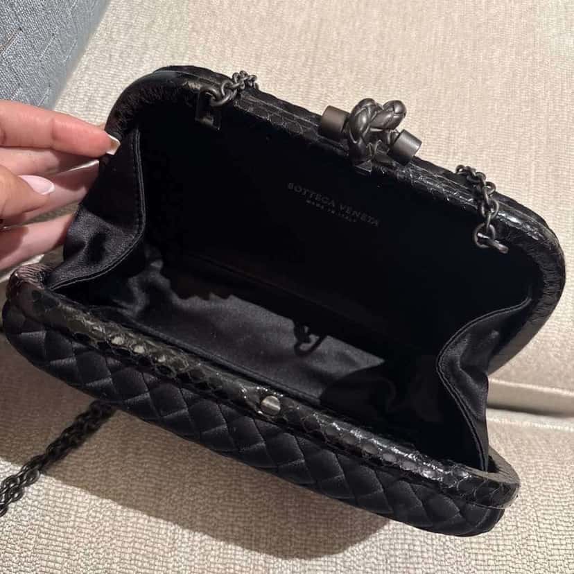 Bottega Veneta Chain Knot Clutch Black Satin Very good condition - Model View