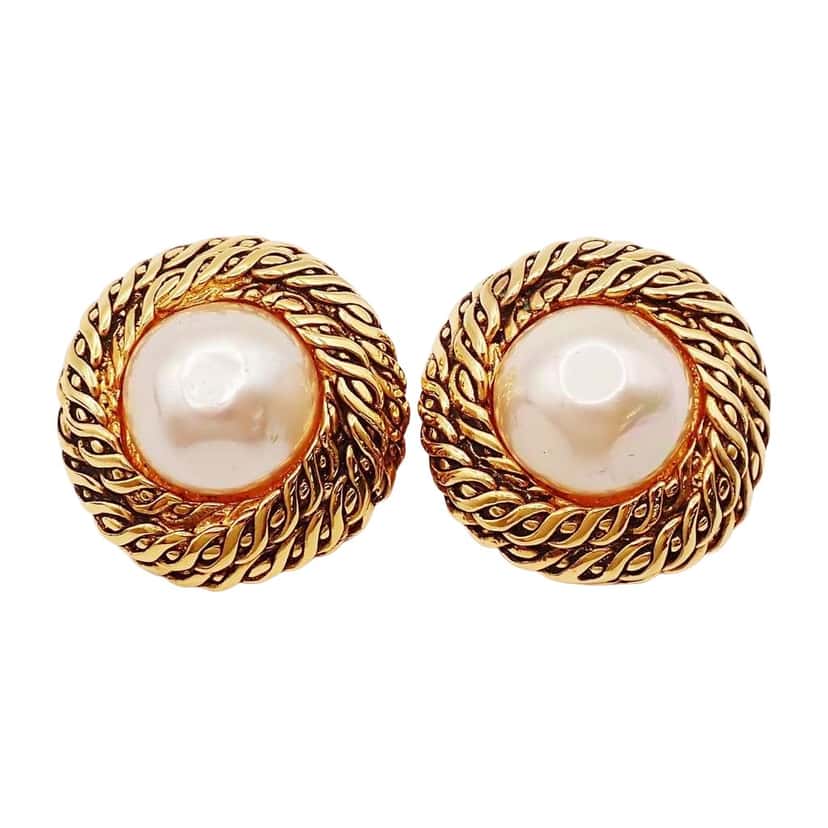 Chanel Vintage Round Clip-On Earrings Gold Good condition - Front View
