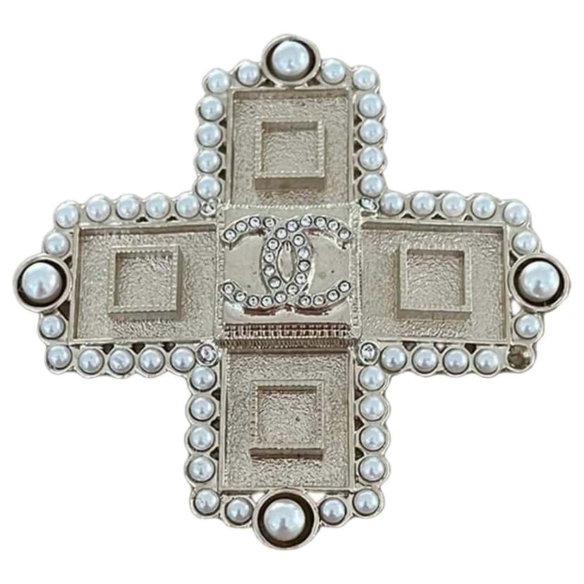 Chanel cross Gold Metal Very good condition - Front View