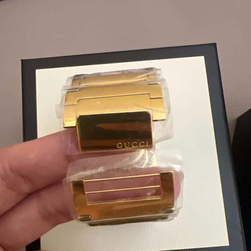 Gucci Twirl Blooms Watch Gold Never worn, with tag - Back View