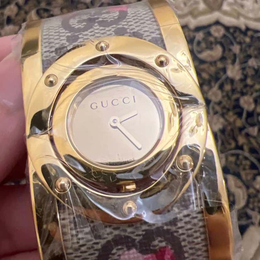 Gucci Twirl Blooms Watch Gold Never worn, with tag - Box View