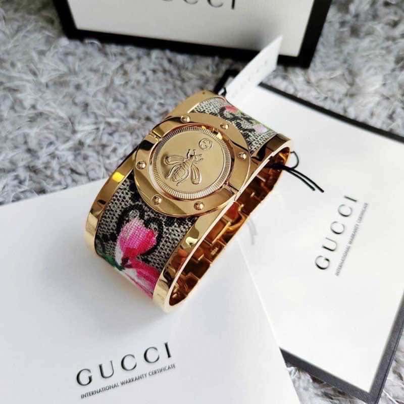 Gucci Twirl Blooms Watch Gold Never worn, with tag - Model View