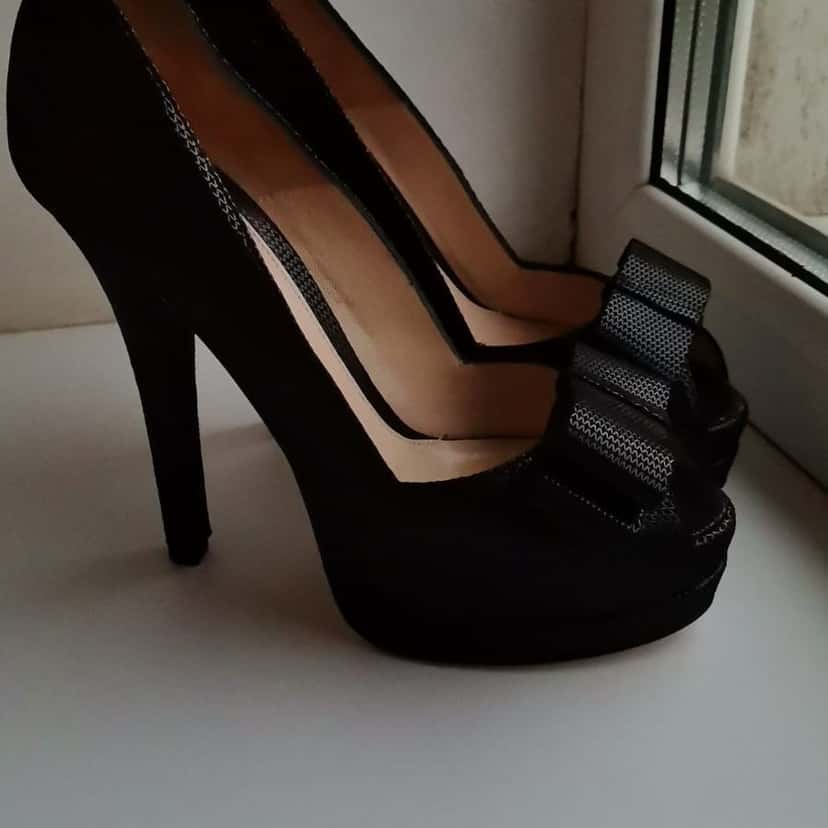 Fendi Heels Black Leather Never worn - Back View