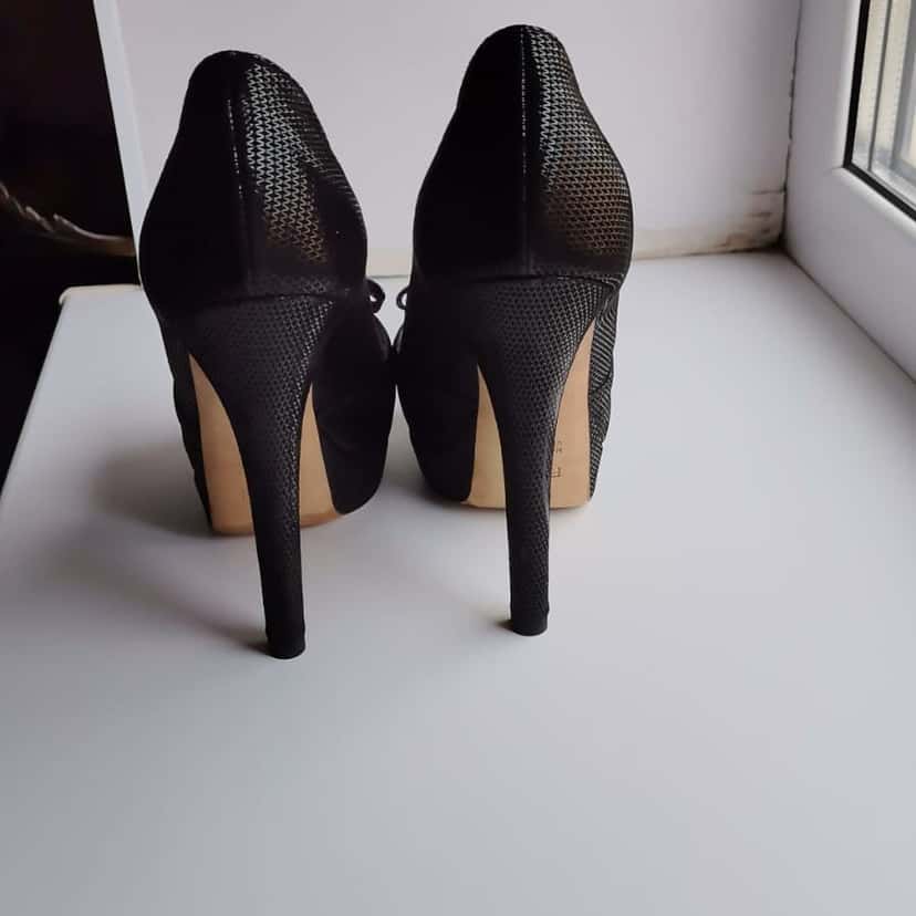 Fendi Heels Black Leather Never worn - Inside View