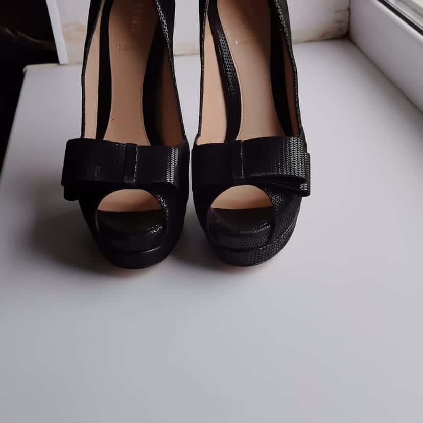 Fendi Heels Black Leather Never worn - Model View
