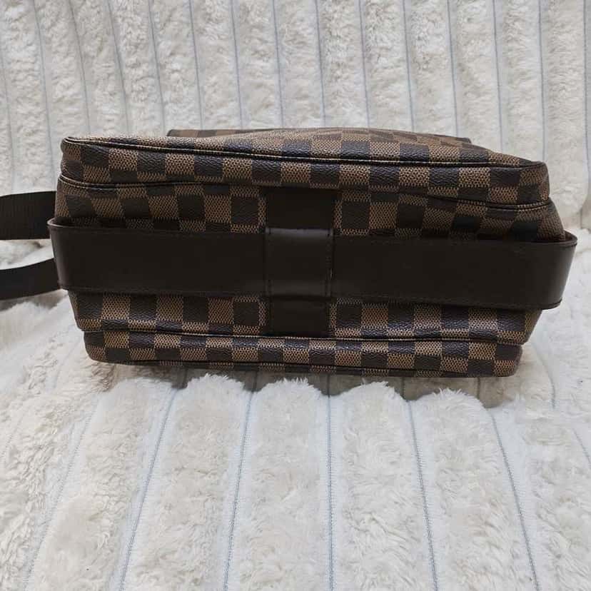 Louis Vuitton Naviglio Messenger Brown Canvas Gold Good condition - Model View