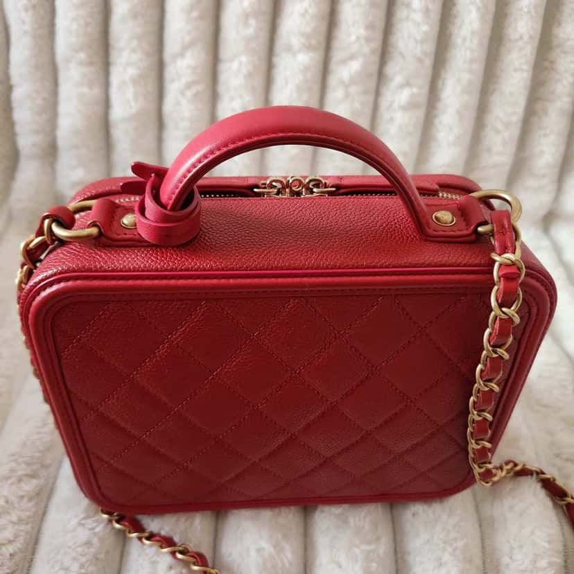 Chanel Filigree Vanity Case Red Leather Gold Very good condition - Inside View