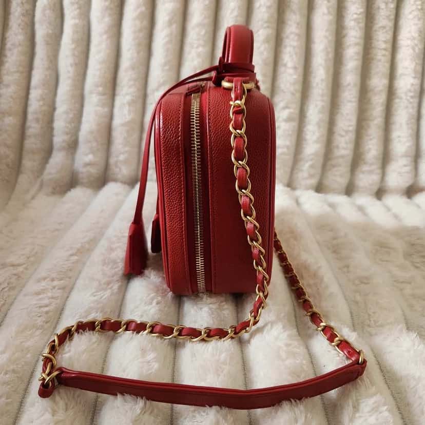 Chanel Filigree Vanity Case Red Leather Gold Very good condition - Model View