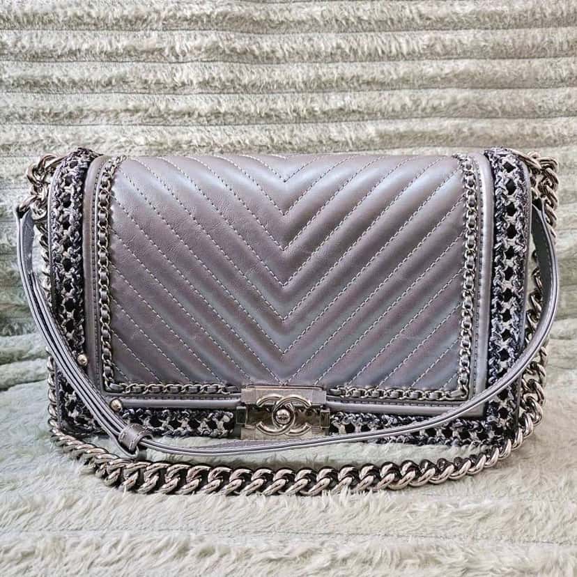 Chanel Boy Silver Leather Silver Good condition - Model View