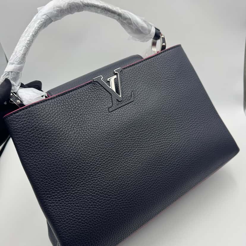 Louis Vuitton Capucines Black Good condition - Box View