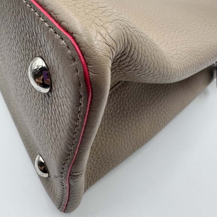 Louis Vuitton Capucines Grey Leather Good condition - Inside View