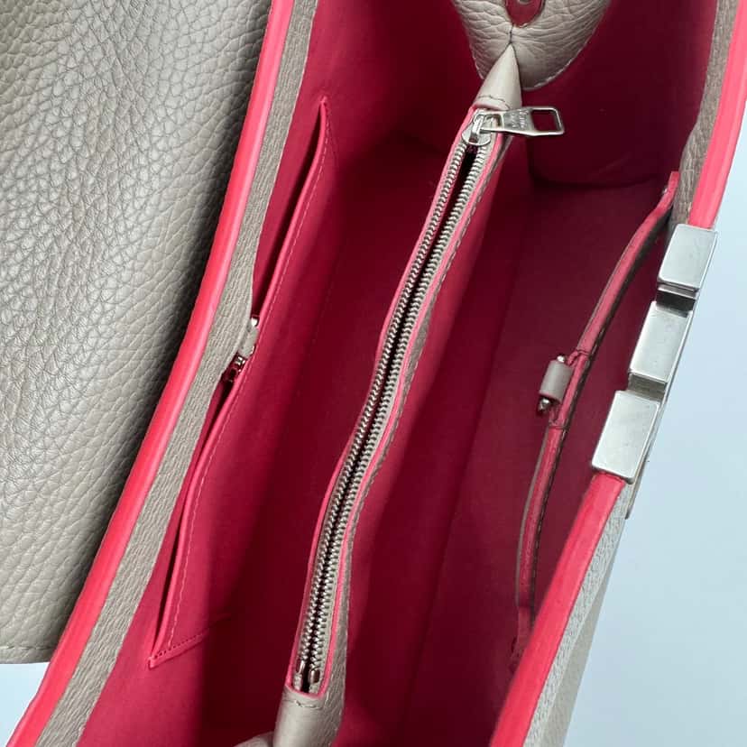 Louis Vuitton Capucines Grey Leather Good condition - Model View