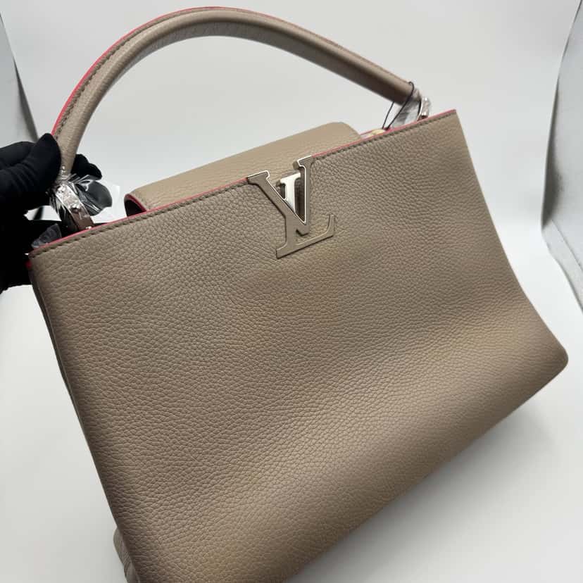 Louis Vuitton Capucines Grey Leather Good condition - Box View