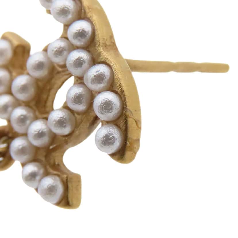 Chanel CC Gold Plated Faux Pearl Swing Push Back Earrings Gold Metal Very good condition - Model View