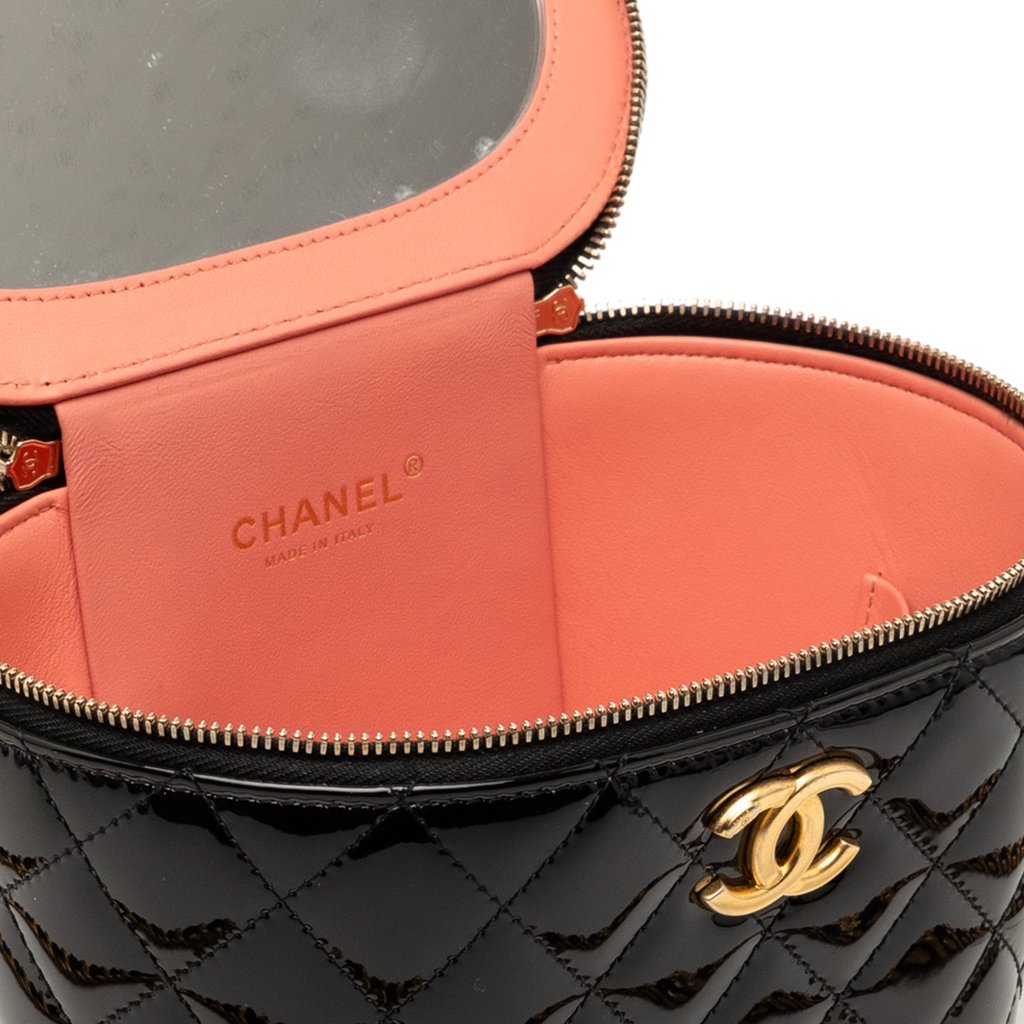 Chanel Quilted Patent Afternoon Tea Vanity Case with Chain Black Leather Very good condition - Model View