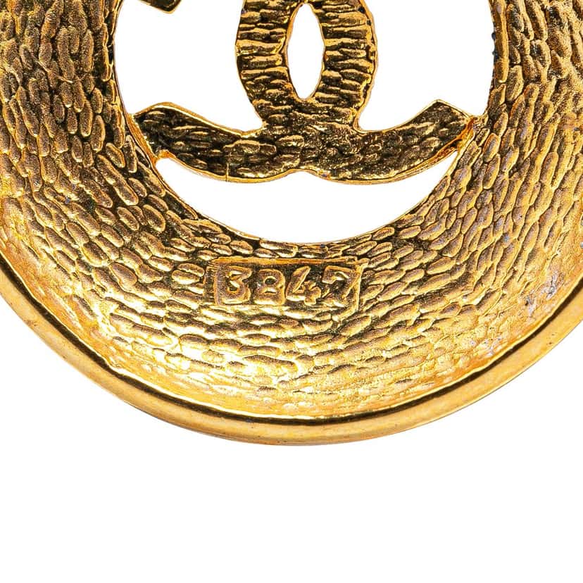 Chanel Gold Plated CC Round Pendant Necklace Gold Metal Very good condition - Model View