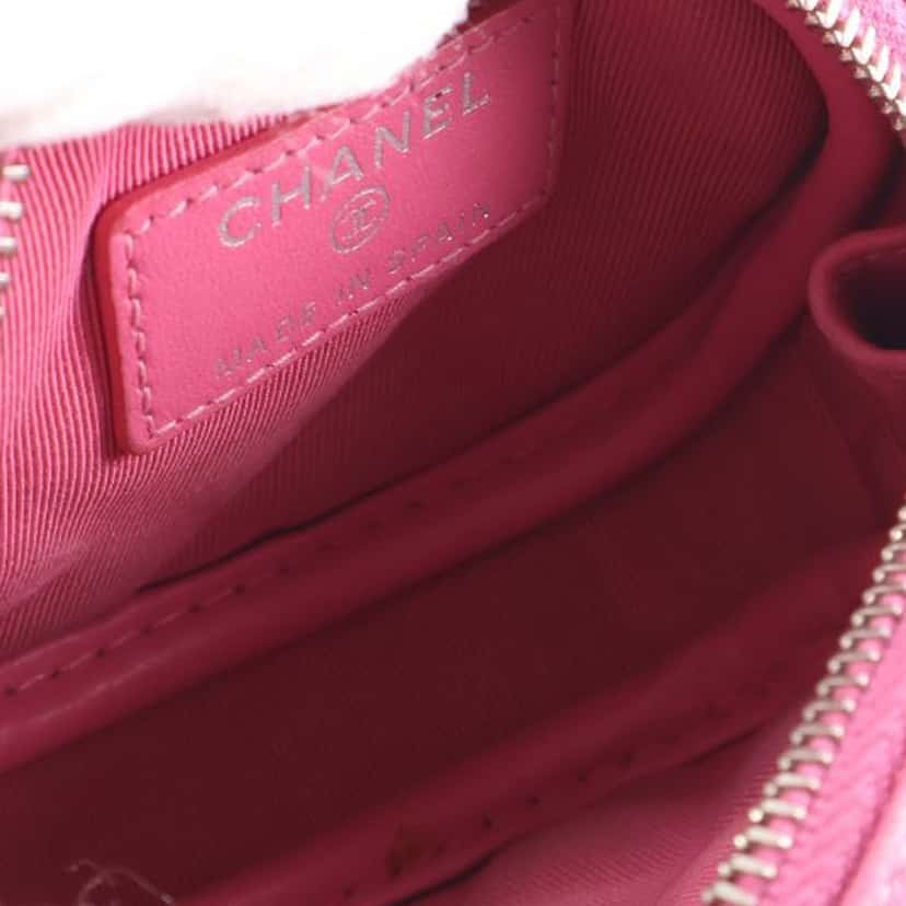 Chanel CC Quilted Lambskin Zip Around Coin Pouch with Chain Pink Leather Very good condition - Model View
