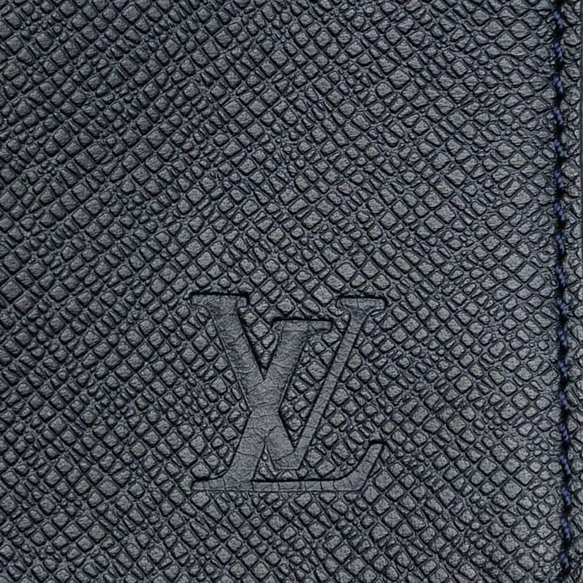 Louis Vuitton Taiga Vassili PM Blue Leather Very good condition - Box View
