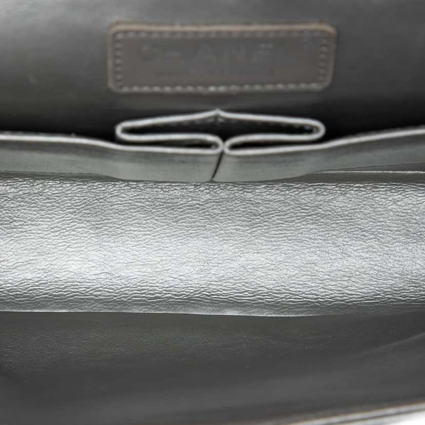 Chanel Medium Classic Chevron Metallic Caviar Double Flap Silver Leather Very good condition - Model View