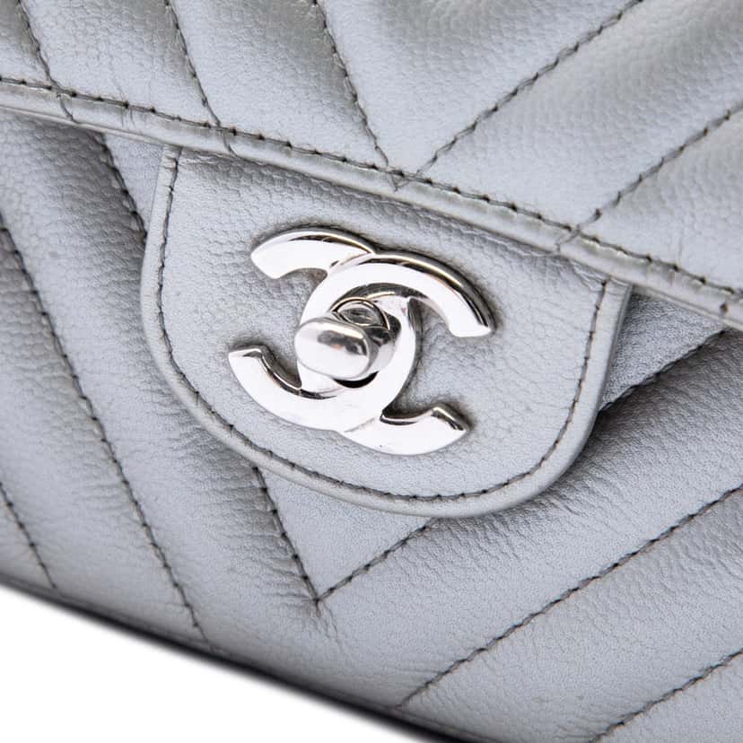 Chanel Medium Classic Chevron Metallic Caviar Double Flap Silver Leather Very good condition - Box View