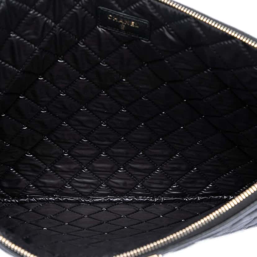 Chanel Large Quilted Caviar Boy O Case Clutch Black Leather Very good condition - Model View