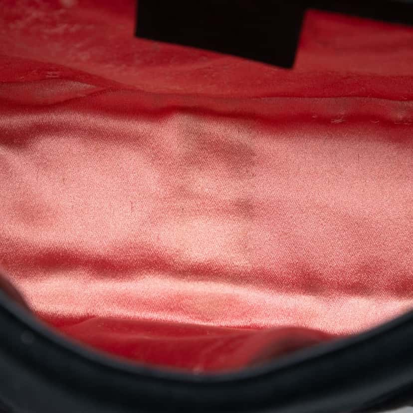 Gucci Medium GG Marmont Matelasse Velvet Shoulder Bag Black Very good condition - Model View
