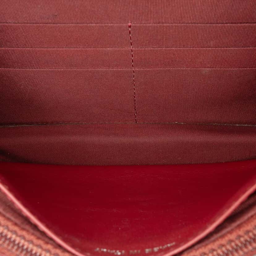 Chanel CC Quilted Caviar Wallet on Chain Red Leather Very good condition - Model View