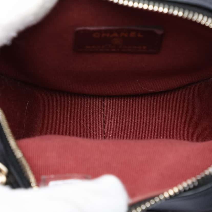 Chanel Mini Lambskin CC in Love Heart Crossbody Black Leather Very good condition - Model View