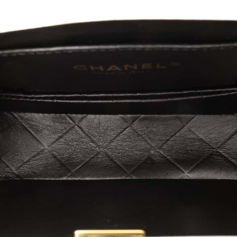 Chanel CC Quilted Lambskin Round Moon Messenger Flap White Leather Very good condition - Model View