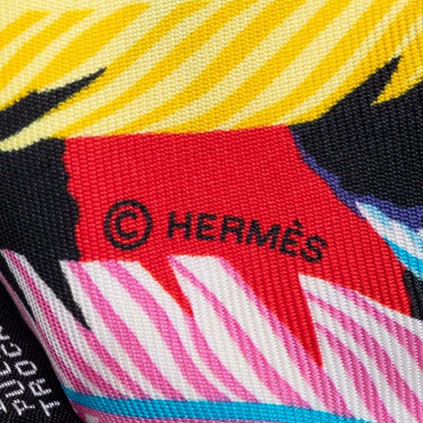 Hermès Jaguar Quetzal Silk Twilly Scarf Green Never worn - Model View
