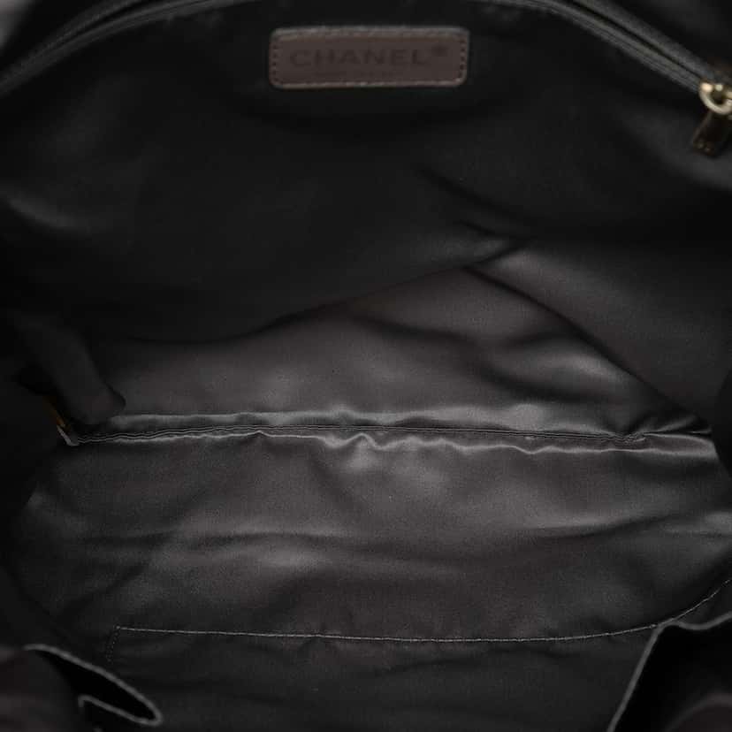 Chanel Perforated Crackled Metallic Calfskin Drill Tote Black Leather Very good condition - Model View