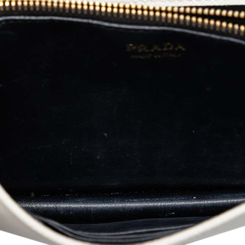 Prada Saffiano Wallet on Chain White Leather Very good condition - Model View