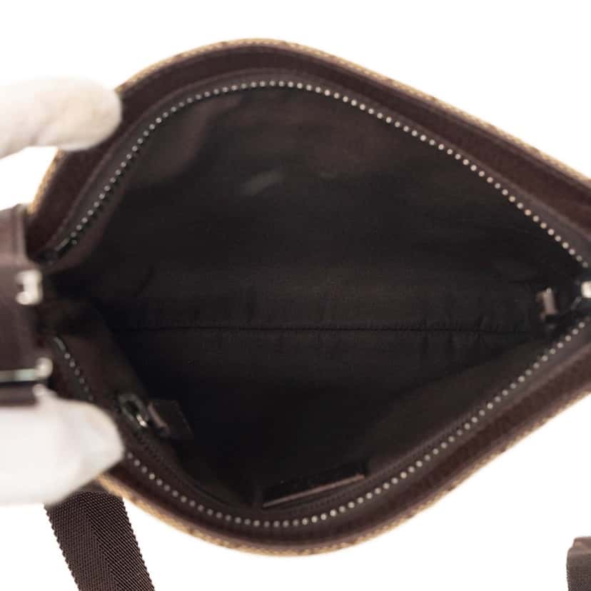 Gucci GG Canvas Crossbody Beige Very good condition - Model View