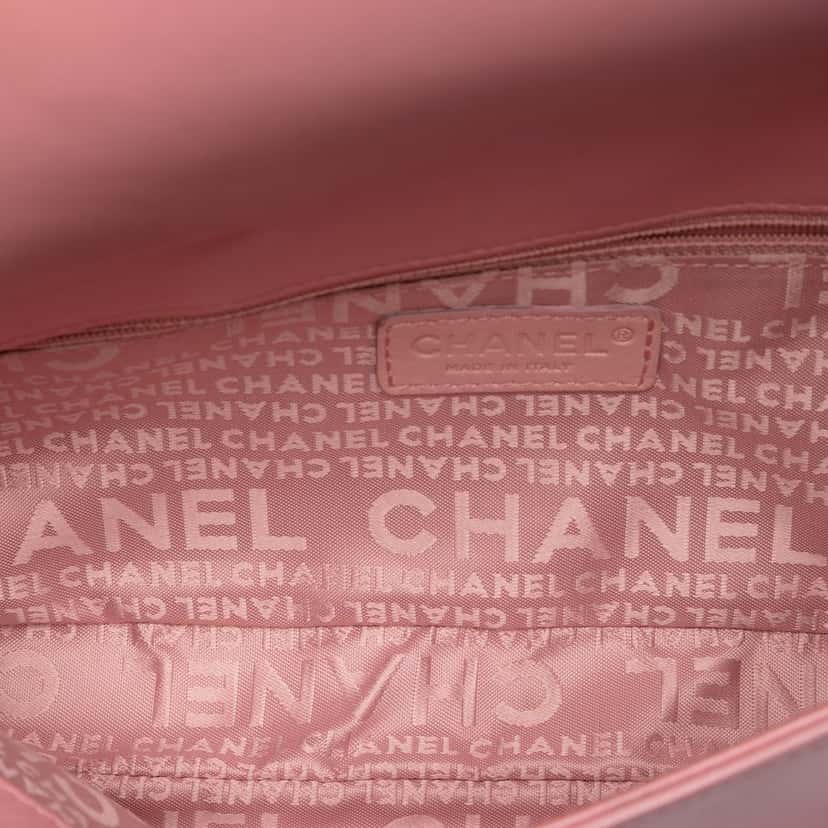 Chanel Stitched Lambskin Logo Flap Pink Leather Very good condition - Model View