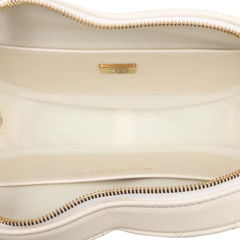 Chanel Lambskin CC in Love Heart Crossbody White Leather Very good condition - Model View