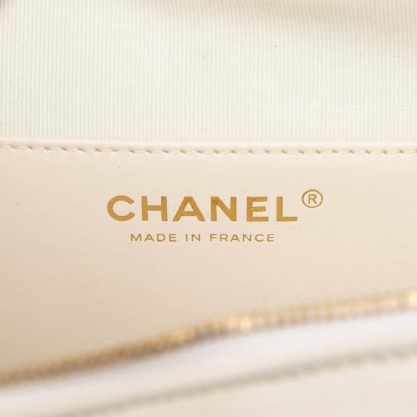Chanel Lambskin CC in Love Heart Crossbody White Leather Very good condition - Box View