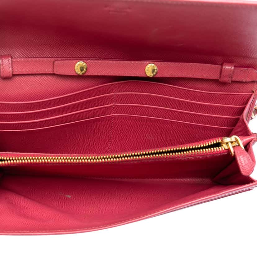Prada Saffiano Wallet On Chain Pink Leather Very good condition - Model View