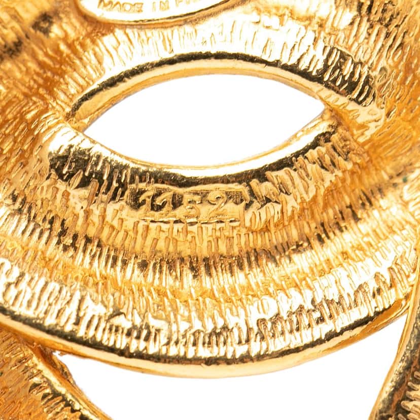 Chanel CC Gold Plated Quilted Brooch Gold Metal Very good condition - Model View