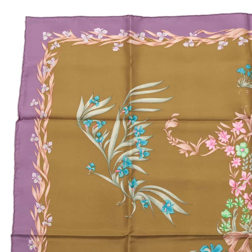 Hermès Cheval Fleuri Silk Scarf 90 Green Very good condition - Model View