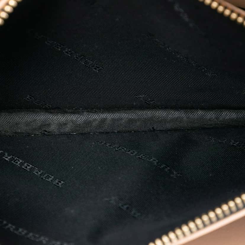 Burberry Textured Leather Madison Wallet On Chain Beige Leather Very good condition - Model View