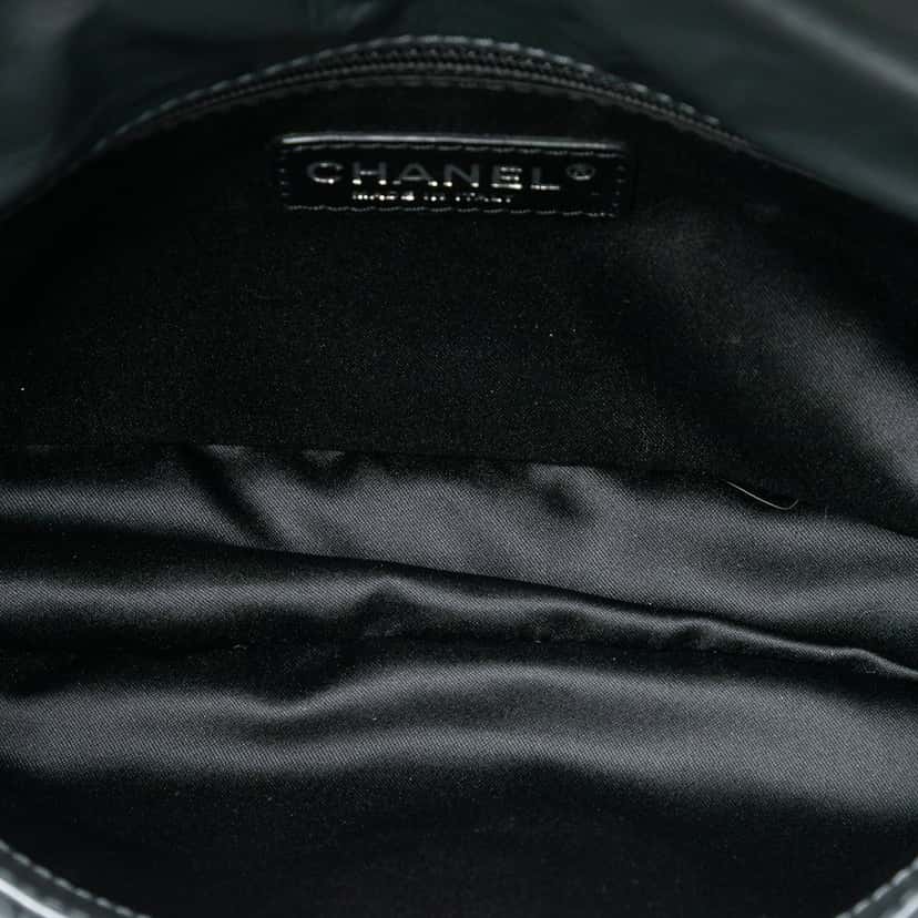 Chanel Medium Glazed Calfskin Twisted Flap Black Leather Very good condition - Model View