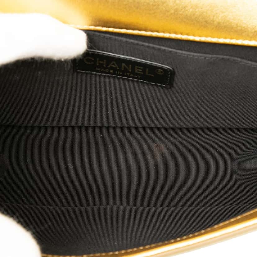 Chanel Old Medium Quilted Metallic Patent Boy Flap Gold Leather Very good condition - Model View