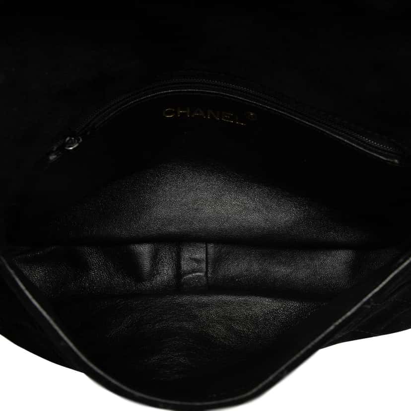 Chanel CC Quilted Suede Shoulder Bag Black Leather Good condition - Model View